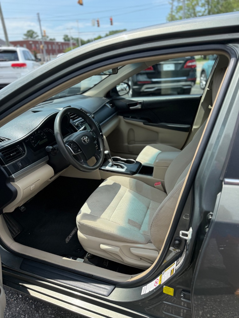 2014 Toyota Camry L - Photo 9
