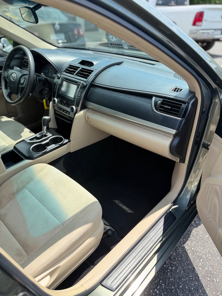 2014 Toyota Camry L - Photo 16
